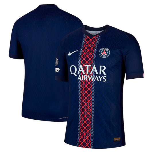 Camiseta de local del PSG 2025-26, versión jugador, con insignia de la Champions League y del 10.º aniversario de la Fundación UEFA